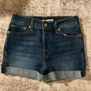 Levi wedgie shorts size 28